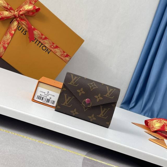 海外原单M41938紫红独家实拍！风格柔美而功能强大，此款小巧的Victorine钱夹是适宜随身携带的上上之选。标志性Monogram帆布搭配多彩皮革内衬，风格