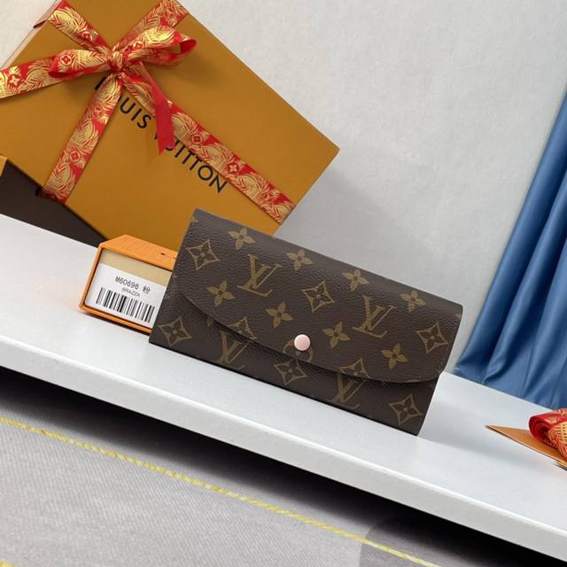 海外原单M60696粉豆豆钱夹独家实拍！功能实用且设计华美的 Emilie 钱夹采用柔软的 Monogram 帆布制成，衬以颜色鲜艳的内衬，气质极为优雅。 多袋