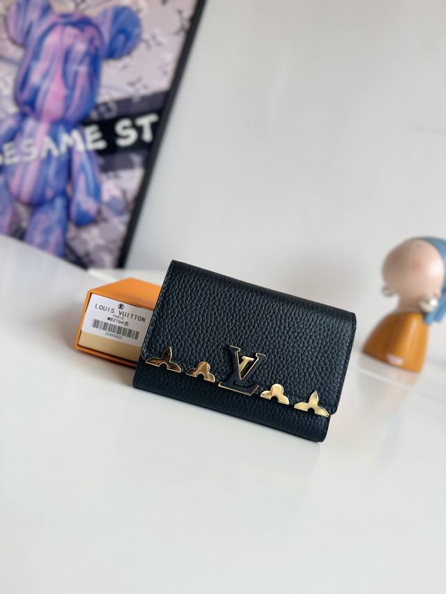 工厂P价 海外原单M82764独家实拍！兼具风格和实用性的“Portefeuille Capsine Compact”。全粒柔软的三角皮革打造的小钱包，有8个卡