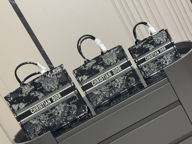 配折叠盒丝巾 Dior 原版布提花 Dior Book Tote今年最喜欢的一款购物袋 Tote我用的次数最多的包 迪奥因为容量超级大 不管什么东西都向里面放 配折叠盒丝巾 Dior 原版布提花 Dior Book Tote今年最喜欢的一款购物袋 Tote我用的次数最多的包 迪奥因为容量超级大 不管什么东西都向里面放