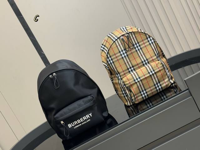 无盒 轻便又容量 Size:30*40Cm 巴宝莉双肩包 这款背包以标志性Burberry Trench风衣的独创面料作为灵感来源, 采用与棉质嘎巴甸同为密织结 无盒 轻便又容量 Size:30*40Cm 巴宝莉双肩包 这款背包以标志性Burberry Trench风衣的独创面料作为灵感来源, 采用与棉质嘎巴甸同为密织结