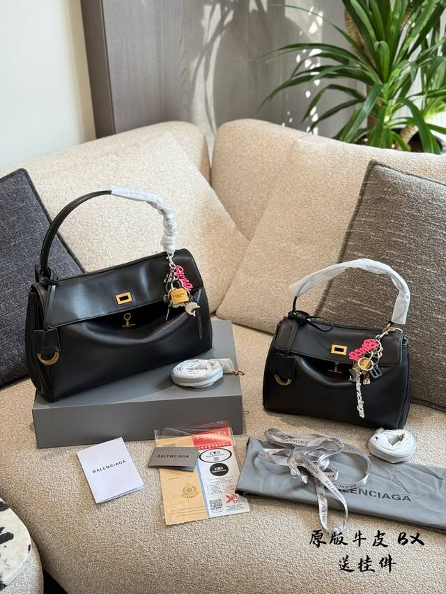 原版牛皮 Balenciaga Rodeo Bag于 年2月在全球专卖店和Balenciaga.Com.上推出，其名称源自著名的比佛利山购物区罗迪欧大道，象征着