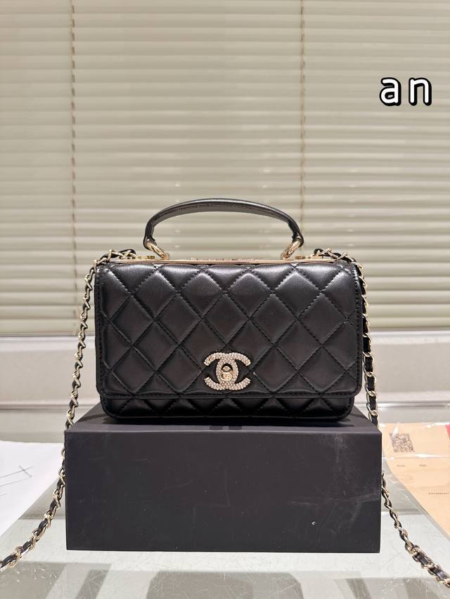 Chanel Woc 钻扣手提包 慵懒随性又好背 上身满满的惊喜 高级慵懒又随性 彻底心动的一只 Size：19 12Cm