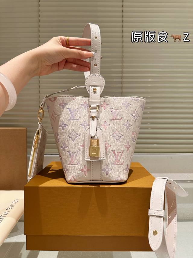 牛皮版本 Lv限定All In Bb新色来喽，粉紫色系上新 Lv All Inbb手袋为Monogram牛皮搭配亮泽金属件，以标志性挂锁和名牌彰显经典格调。可调