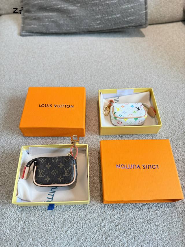 Iv废包中的Mini小麻将挺能装 虽然只有巴掌大，但是还挺能装也不算太废 口红，卡钥匙都可以装下，主要是还真的挺实用，摇身一 变还能用来背一背#Lv麻将包Min