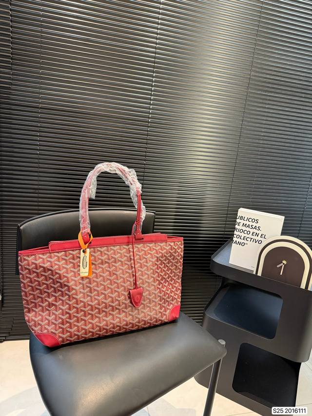 戈雅 购物袋 休闲随性 造型百搭毫不夸张 自重轻 容量大百搭 耐磨耐造 适合非常喜欢那种软糯糯没型儿的姐妹 尺寸：36 25 货号2016111