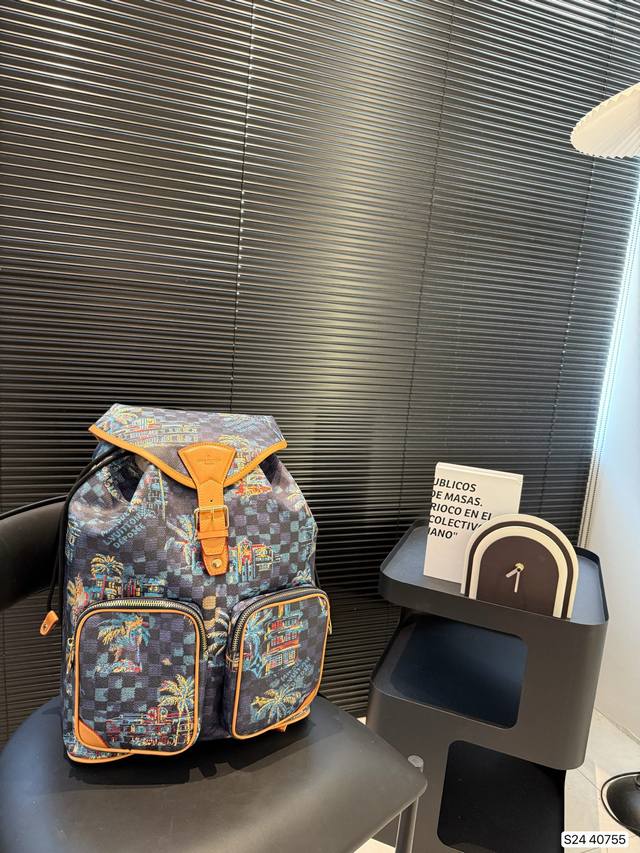 Lv 早春最新款双肩包 这款时尚功能背包是最适合都市活躍人士 它将运动袋形与独特的品牌细节元素结合 背都超好看哦！尺寸: 30 42 货号40755