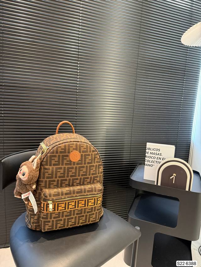 芬迪双肩包 简单百搭 颜值高 日常出街首选 潮酷时尚女孩必入款 尺寸：33 37 货号6388