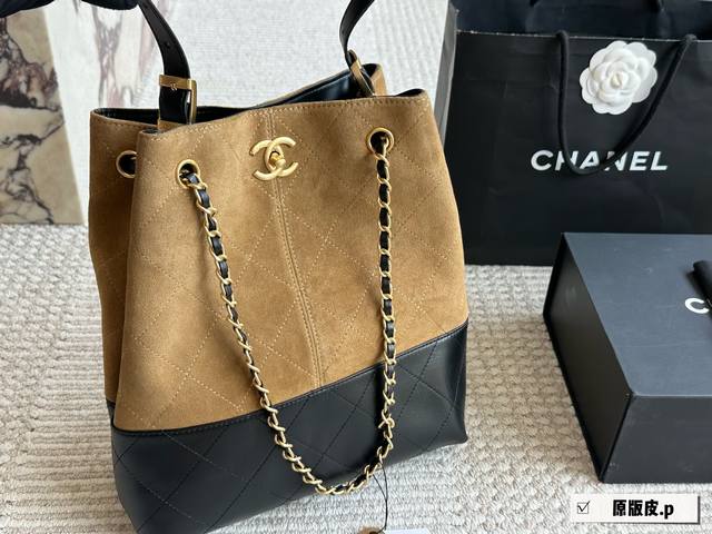 原版皮 今期Chanel終於出爆款了... 剛 上新的Chanel手工房系列中最熱度最高的應是包包了;特別是掠皮小牛皮的大包包了 說真的今期的包包款是特別多,拼
