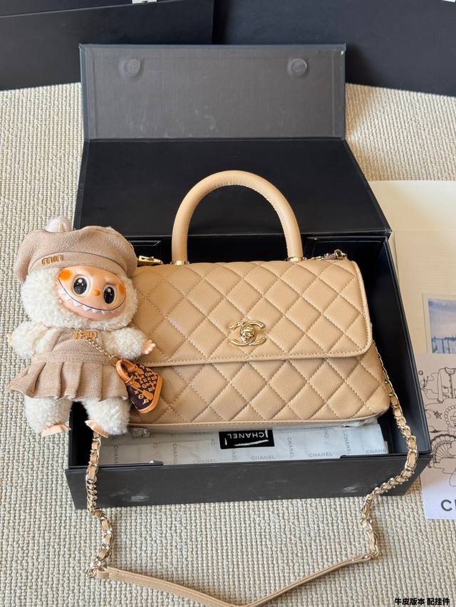 牛皮版本 配挂件 背一辈子的必备！香奈儿 Coco Handle ，一你们期待已久的香奈儿 Coco Handle小号到货啦！这款包包一经推出就备受时尚圈青睞，