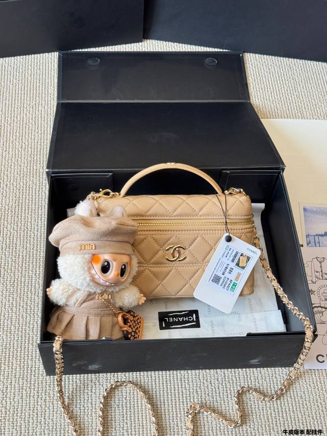 牛皮版本 配挂件 Chanel 手柄盒子包 慵懒随性又好背 上身满满的惊喜 高级慵懒又随性 彻底心动的一只 Size：17 11Cm