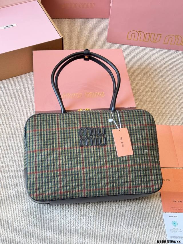 复刻版 原版布 Miumiu保龄球｜公文包 对版面料 皮质光滑细腻柔软， 棉质缎面衬里。 背起来都很Nice 哦 可手拎也可斜挎！ 出场就是Miumiu小公主！
