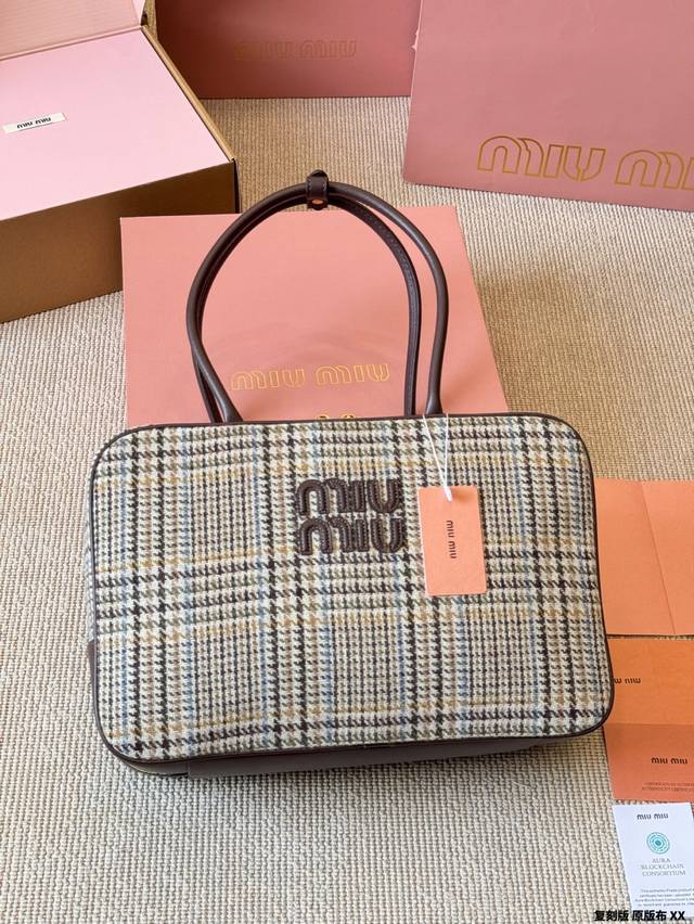 复刻版 原版布 Miumiu保龄球｜公文包 对版面料 皮质光滑细腻柔软， 棉质缎面衬里。 背起来都很Nice 哦 可手拎也可斜挎！ 出场就是Miumiu小公主！