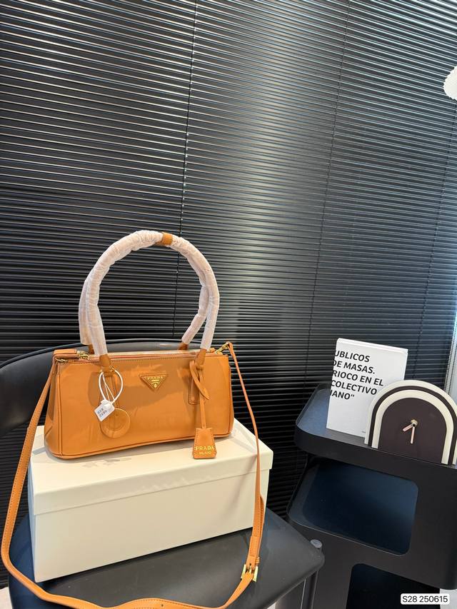 配盒子 普拉达杀手包 跟 Prada学拿捏高智感大女主