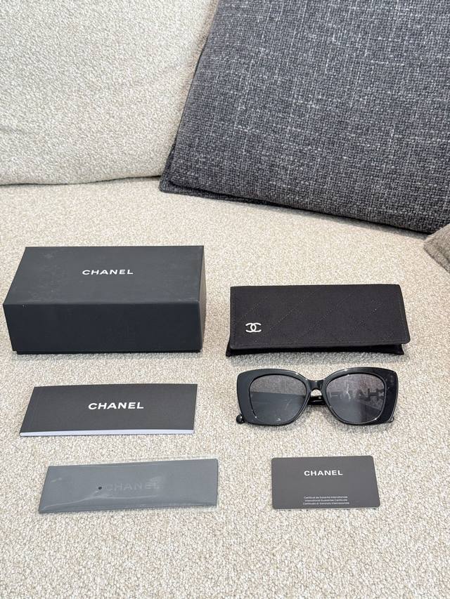 辛芷蕾同款Ch5422的姐姐们都爱 香奶奶~ 爱了这款墨镜的设计镜腿真的太有心了 设计太好看了吧太懂女孩子的心 了 单边镶钻不规则镜腿飒气中带-丝甜美银 微微上