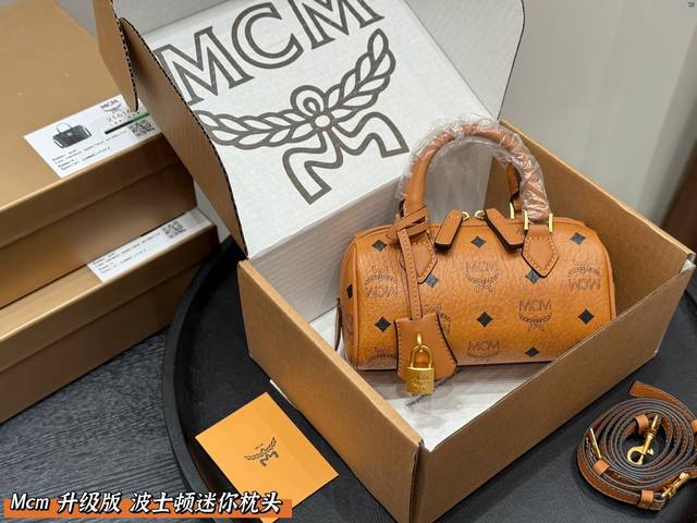 配礼盒 升级版 Size: 20*11Cm迷你 New Mcm新款Mini波斯顿 经典枕头包系列 24S小迷你手提枕头包 全新演绎耳目一新 复古感高级感满满 配礼盒 升级版 Size: 20*11Cm迷你 New Mcm新款Mini波斯顿 经典枕头包系列 24S小迷你手提枕头包 全新演绎耳目一新 复古感高级感满满