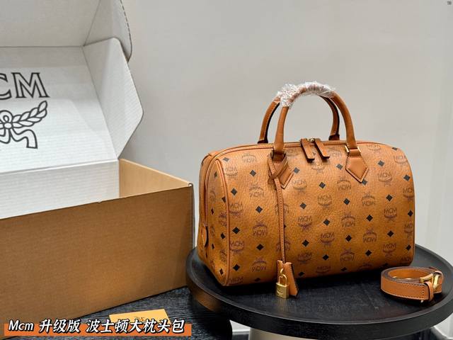 飞机礼盒包装 Mcm 波士顿枕头包 大号 轻巧可爱风 精致上身非常好看 自重很轻 背起来很轻松 肩带细 可调节范围很大 超级百搭 质感高级 性价比高 而且四季都 飞机礼盒包装 Mcm 波士顿枕头包 大号 轻巧可爱风 精致上身非常好看 自重很轻 背起来很轻松 肩带细 可调节范围很大 超级百搭 质感高级 性价比高 而且四季都