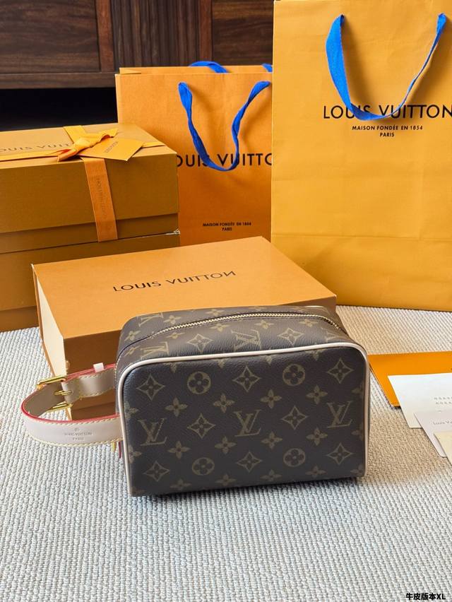 牛皮版本 Lv Lv Locker Dopp Kit 永远都不会过时，女士们的必备品，男士们，女士们，通通可以使用，球星内马尔及各大牌明星，酷爱的一款双拉链的手