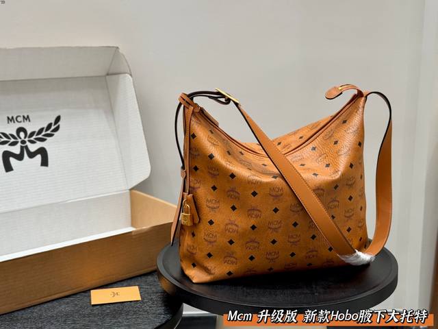 礼盒包装 Mcm 新款旅行款大Hobo 大容量!!斜挎托特包Tote “旅行大Hobo”适合旅行时使用的大容量Hobo包 内部空间宽敞,可容纳14寸电脑、文件、 礼盒包装 Mcm 新款旅行款大Hobo 大容量!!斜挎托特包Tote “旅行大Hobo”适合旅行时使用的大容量Hobo包 内部空间宽敞,可容纳14寸电脑、文件、