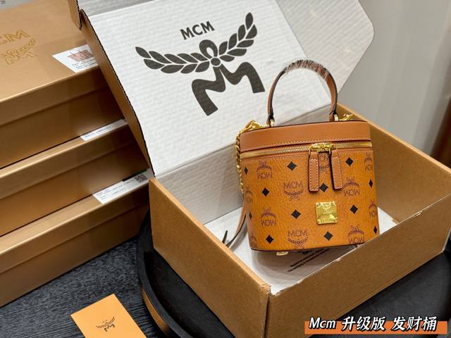 配礼盒 Mcm 发财桶 最近风很大哟! 是一款令人惊叹的时尚单品,以其独特的外观和高质量的材质而闻名 这款发财桶采用高质量的Mcm干邑色Visetos 制成,搭 配礼盒 Mcm 发财桶 最近风很大哟! 是一款令人惊叹的时尚单品,以其独特的外观和高质量的材质而闻名 这款发财桶采用高质量的Mcm干邑色Visetos 制成,搭