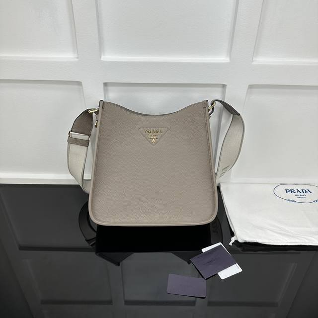 Prada 新款专柜品质,顶级原单货 原厂皮,原厂五金、,实物实拍,款号:1Bc073石板灰大号Tote包 金色五金 尺寸:W30Xh28Xd12Cm, Prada 新款专柜品质,顶级原单货 原厂皮,原厂五金、,实物实拍,款号:1Bc073石板灰大号Tote包 金色五金 尺寸:W30Xh28Xd12Cm,