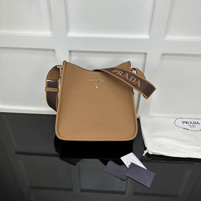 Prada 新款专柜品质,顶级原单货 原厂皮,原厂五金、,实物实拍,款号:1Bc073焦糖大号Tote包 金色五金 尺寸:W30Xh28Xd12Cm, Prada 新款专柜品质,顶级原单货 原厂皮,原厂五金、,实物实拍,款号:1Bc073焦糖大号Tote包 金色五金 尺寸:W30Xh28Xd12Cm,