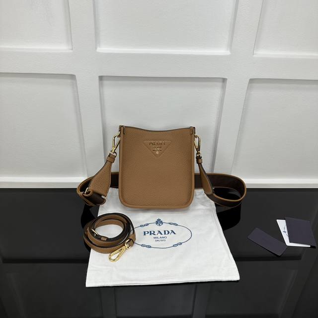 Prada 新款专柜品质,顶级原单货 原厂皮,原厂五金、,实物实拍,款号:1Bh191焦糖 双肩带 金色五金 尺寸:W20Xh19Xd6Cm, Prada 新款专柜品质,顶级原单货 原厂皮,原厂五金、,实物实拍,款号:1Bh191焦糖 双肩带 金色五金 尺寸:W20Xh19Xd6Cm,