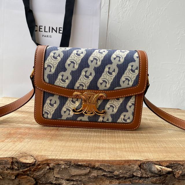 原单 20的 专柜同步最新版本 Triomphe Canvas经典印老花设计风格展现了复古、简洁及自信 时尚的尖端，毫无时代的隔阂～鲜明个性为日常衣柜带来多重魅