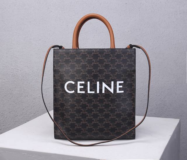 Celine 新款手提包 出货 一开始说实话这个款是不看好的 后来原版到手 看了实物才知道这个包真的很酷尺寸刚好 比起上一款竖版手拿包 这个的尺寸更加实用、不挑