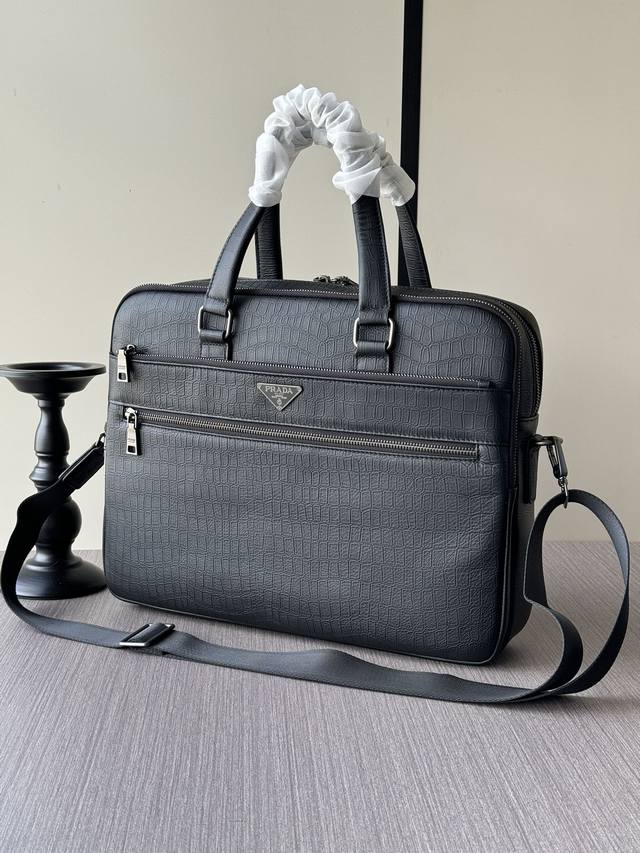 厂价 。 最高版本原厂皮顶级原单配专柜全套包装 顶级专柜老鼠高端狠货 最新火爆款普拉达多拉链隔层手提公文包大量出货啦,叫嚣专柜货顶级原单货纸上谈兵吹牛皮的咱不会 厂价 。 最高版本原厂皮顶级原单配专柜全套包装 顶级专柜老鼠高端狠货 最新火爆款普拉达多拉链隔层手提公文包大量出货啦,叫嚣专柜货顶级原单货纸上谈兵吹牛皮的咱不会