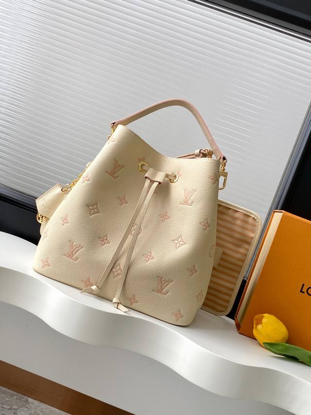 动态163C芯片 顶级原单加强版 M14401本款 NéOnoé 中号手袋以经典 Monogram Empreinte 皮革演绎同色美学，借耀目链条装饰释放当季