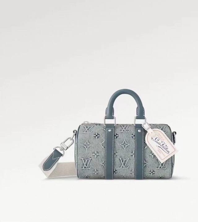 163C01 芯片 M22762原单 本款 Keepall BandoulièRe 25 手袋展现 Monogram Washed Demin 帆布的古着质感，