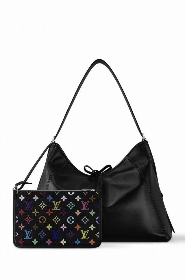 M13105 163C芯片定制软羊皮Carryall Dark 手袋以柔软羊皮革塑造时尚慵懒廓形，为 2025年联名村上隆三十三彩春夏秀场造型增添瞩目姿彩。抛光