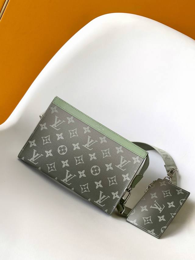 M81124渐变绿 变码芯片Alpha Wearable 钱夹融合 Monogram Eclipse 帆布和皮革饰边，可容纳手机和小号钱夹。广口设计和侧面风琴结