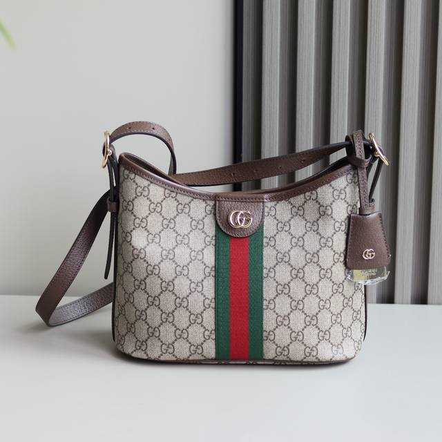 Ophidia系列亮眼呈献新颖廓形与功能，以标志性米色和棕色配色匠心演绎，缔就质地柔软的创新包袋单品。米色和深棕色Gg帆布棕色皮革滚边浅金色调配件绿色棉质衬里D