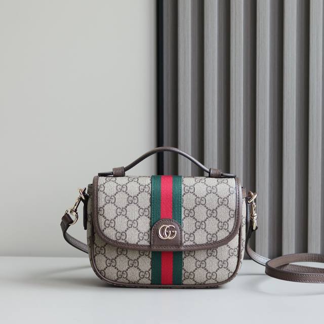 新品 顶级原单 Ophidia系列亮眼呈献新颖廓形与功能，以标志性米色和棕色配色匠心演绎，打造质地柔软的焕新包袋单品。米色和深棕色Gg帆布安可拉红皮革滚边浅金色