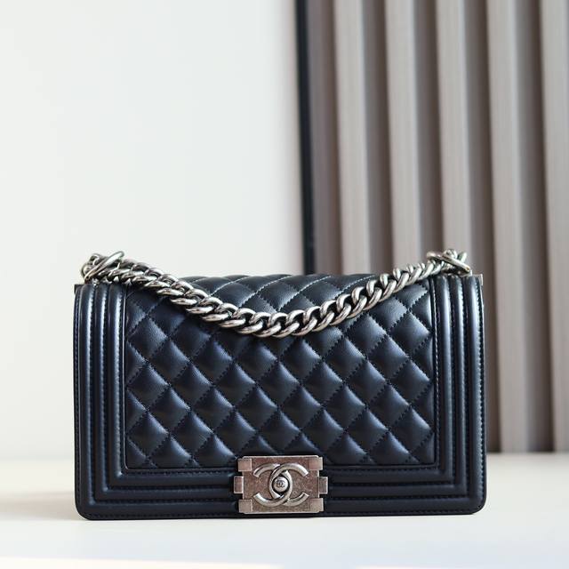 纯原厂Boy经典款之Le Boy 胎牛皮皮料：欧洲原厂Incas正品胎牛皮五金：意大利进口24K镀厚金钢锁货源稀少，经常容易断货整个包的手感与真品完美达成一致6