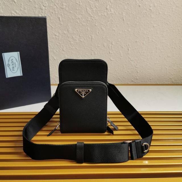 顶级原单 新款手机包2Zh126这款手机包选用十字纹皮革打造,配有可拆卸编织尼龙肩带。复古亮面皮革向来为奢侈品世界所青睐,自被P家采用起一直是品牌的标志性材质, 顶级原单 新款手机包2Zh126这款手机包选用十字纹皮革打造,配有可拆卸编织尼龙肩带。复古亮面皮革向来为奢侈品世界所青睐,自被P家采用起一直是品牌的标志性材质,