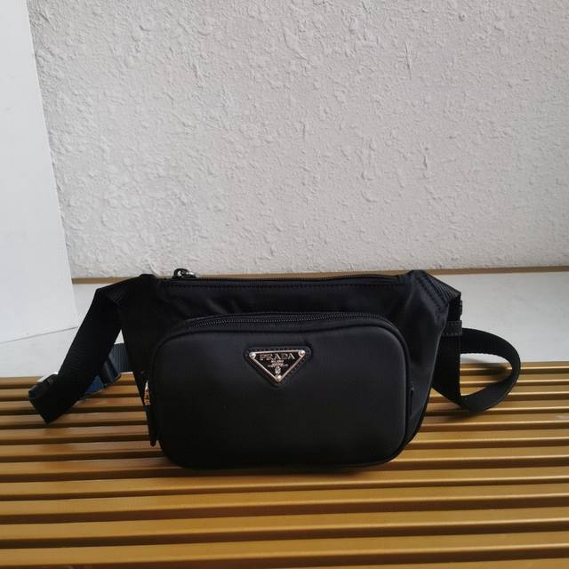 顶级原单 新款腰包2Vh128这款伴有Saffiano皮革细节的Re-Nylon再生尼龙单肩包融传统与末来.华美与简约于一身。Prada标志性的Saffiano 顶级原单 新款腰包2Vh128这款伴有Saffiano皮革细节的Re-Nylon再生尼龙单肩包融传统与末来.华美与简约于一身。Prada标志性的Saffiano