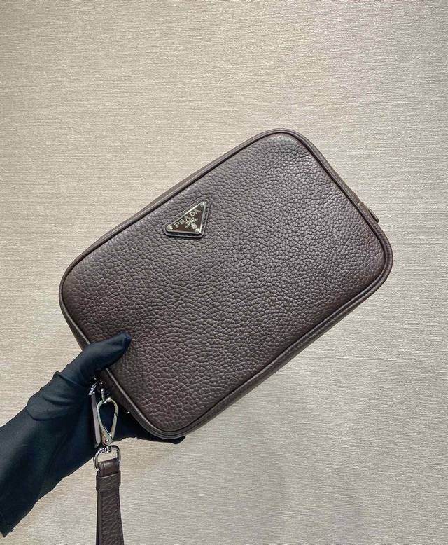 特级原厂新品手包2Vf017这款手拿包设计简约实用,完美诠释P家的品牌风格,造型简洁而优雅。牛皮革材质呈自然饰面,赋予其多样魅力。手拿包配有腕带,并饰以涂珐琅金 特级原厂新品手包2Vf017这款手拿包设计简约实用,完美诠释P家的品牌风格,造型简洁而优雅。牛皮革材质呈自然饰面,赋予其多样魅力。手拿包配有腕带,并饰以涂珐琅金