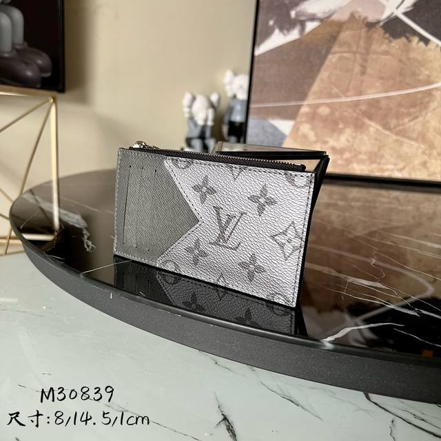 出厂价P M30839 男士新款卡包 卡夹卡包钱包系列 Taigarama 系列 Coin 卡夹 取材深染 Taga 皮革和 Monogram 帆布，以紧凑构型