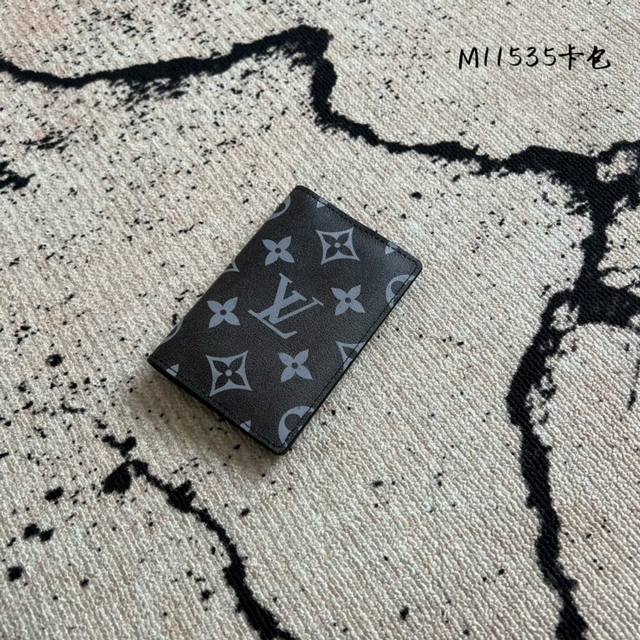出厂价P 芯片版 顶级原单 M11535 口袋钱包 由黑色Monogram Shadow小牛皮裁制而成的路易口袋钱夹，携带日用物品的优雅之选。饰有经典Monog