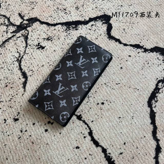 出厂价P 芯片版顶级原单 M11709 Brazza 西装夹 优雅的外观设计搭配黑色Monogram Shadow小牛皮，此款十分柔软的Brazza钱夹饰有浅浅