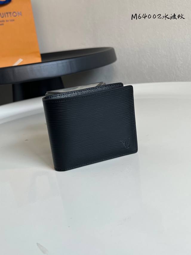 出厂价P 芯片版 M64002 黑色水波纹 Slender Id 钱夹 这款以光滑Taiga皮革打造的钱包小巧而纤薄,可容纳日常随身物,却又能轻易收纳入衣物前口 出厂价P 芯片版 M64002 黑色水波纹 Slender Id 钱夹 这款以光滑Taiga皮革打造的钱包小巧而纤薄,可容纳日常随身物,却又能轻易收纳入衣物前口