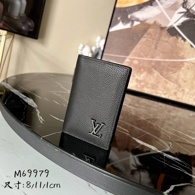 出厂价P 芯片版 M69979 男士新款卡包 全新 Lv Aerogram 口袋钱夹选取的小牛皮柔软如旧时航空信笺,金属 Lv 字母低调标注品牌身份,配有隔层和 出厂价P 芯片版 M69979 男士新款卡包 全新 Lv Aerogram 口袋钱夹选取的小牛皮柔软如旧时航空信笺,金属 Lv 字母低调标注品牌身份,配有隔层和