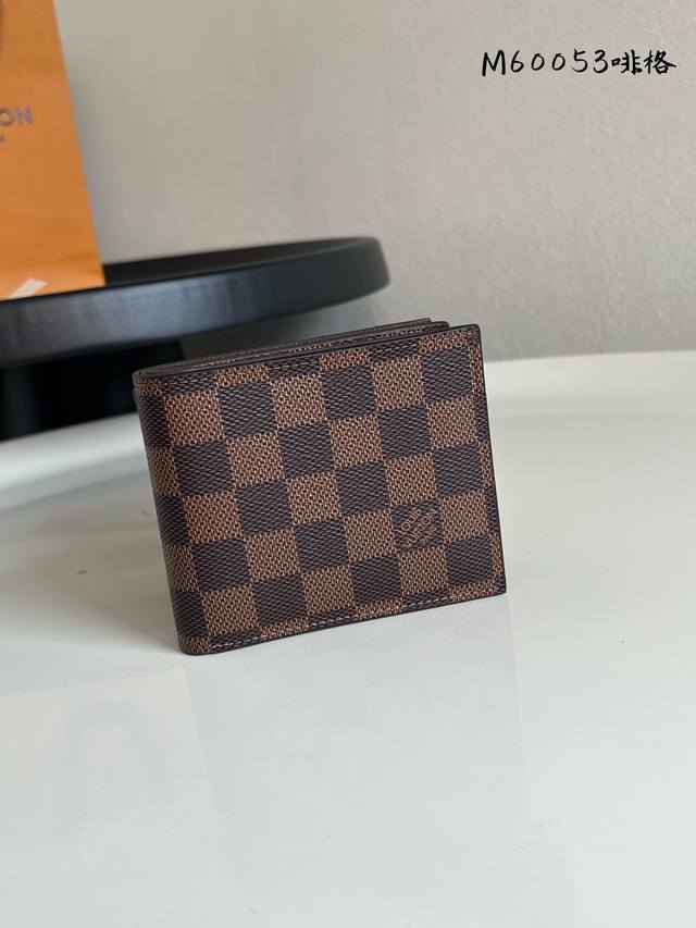 出厂价P N60053 啡格!Amerigo 钱夹 此款Amerigo钱夹将不朽的经典风格与极其实用的功能设计集于一体。设计简洁而又不失便捷,同时依旧小巧玲珑, 出厂价P N60053 啡格!Amerigo 钱夹 此款Amerigo钱夹将不朽的经典风格与极其实用的功能设计集于一体。设计简洁而又不失便捷,同时依旧小巧玲珑,