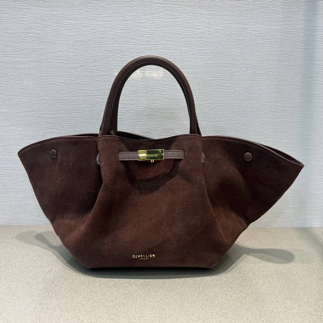 麂皮咖啡｝出众多博主带货的 The Newyork系列包袋来咯有着简约轻奢调性。让人联想到Hermes Kelly的风格，同样是极简大气，设计感的包型，有质感又