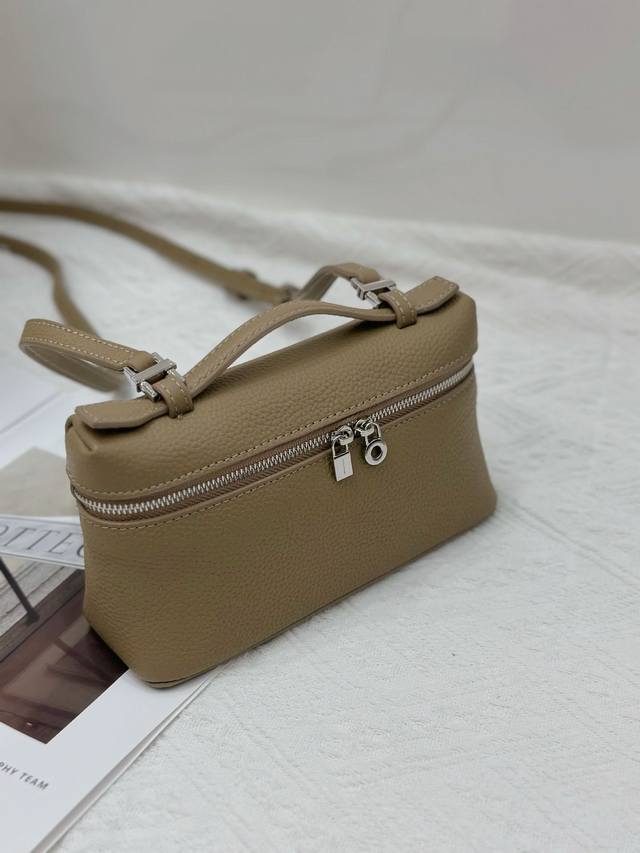 特价 Loro Piana 19饭盒包,长青火爆款卡其色外观设计简约大方,可爱又不失利落。包身采用A级Togo头层牛皮,高级有质感。包包配备可调节、可拆卸的肩带 特价 Loro Piana 19饭盒包,长青火爆款卡其色外观设计简约大方,可爱又不失利落。包身采用A级Togo头层牛皮,高级有质感。包包配备可调节、可拆卸的肩带