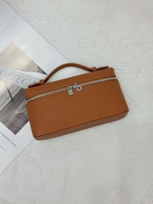 特价 Loro Piana 19饭盒包,长青火爆款金棕色外观设计简约大方,可爱又不失利落。包身采用A级Togo头层牛皮,高级有质感。包包配备可调节、可拆卸的肩带 特价 Loro Piana 19饭盒包,长青火爆款金棕色外观设计简约大方,可爱又不失利落。包身采用A级Togo头层牛皮,高级有质感。包包配备可调节、可拆卸的肩带