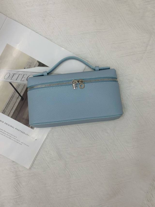 特价 Loro Piana 19饭盒包,长青火爆款爱丽丝蓝外观设计简约大方,可爱又不失利落。包身采用A级Togo头层牛皮,高级有质感。包包配备可调节、可拆卸的肩 特价 Loro Piana 19饭盒包,长青火爆款爱丽丝蓝外观设计简约大方,可爱又不失利落。包身采用A级Togo头层牛皮,高级有质感。包包配备可调节、可拆卸的肩